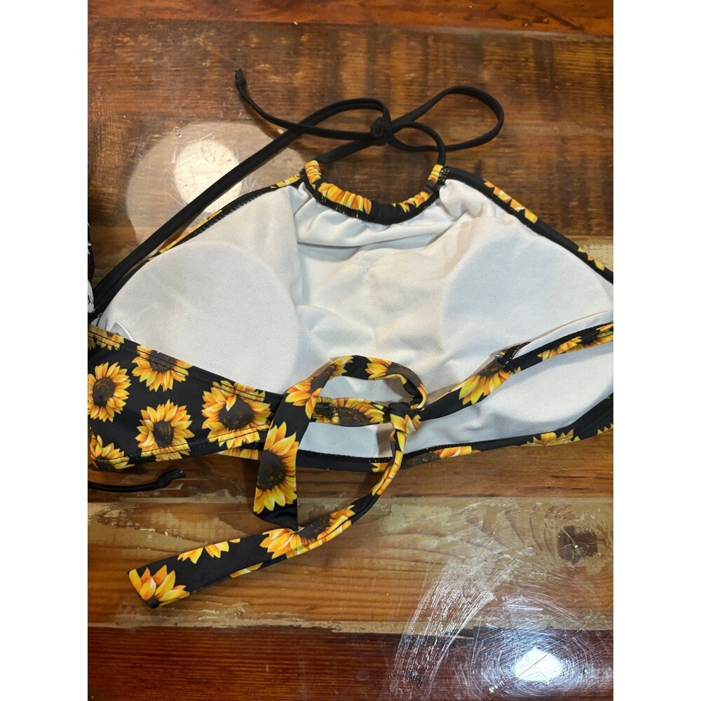 Two Medium bathing suits tops hot topic - Picture 3 of 4